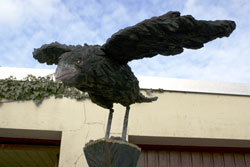 Raabe auf Sockel, Holzskulptur